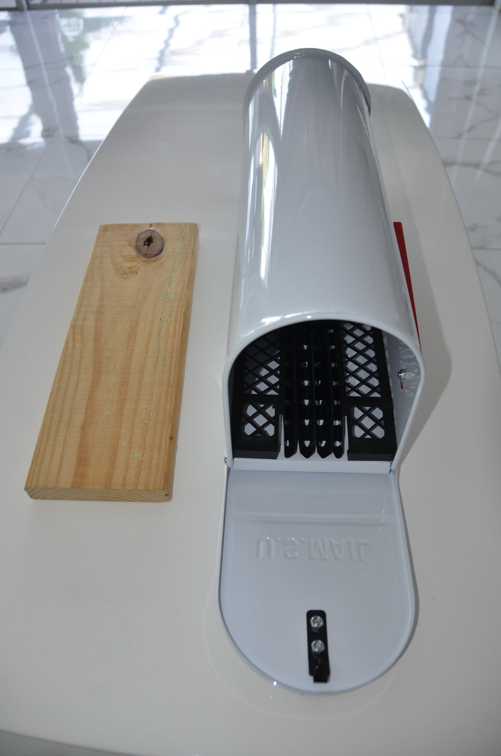 White Mailbox With Dry Insert