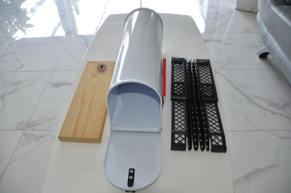 White Mailbox With Dry Insert