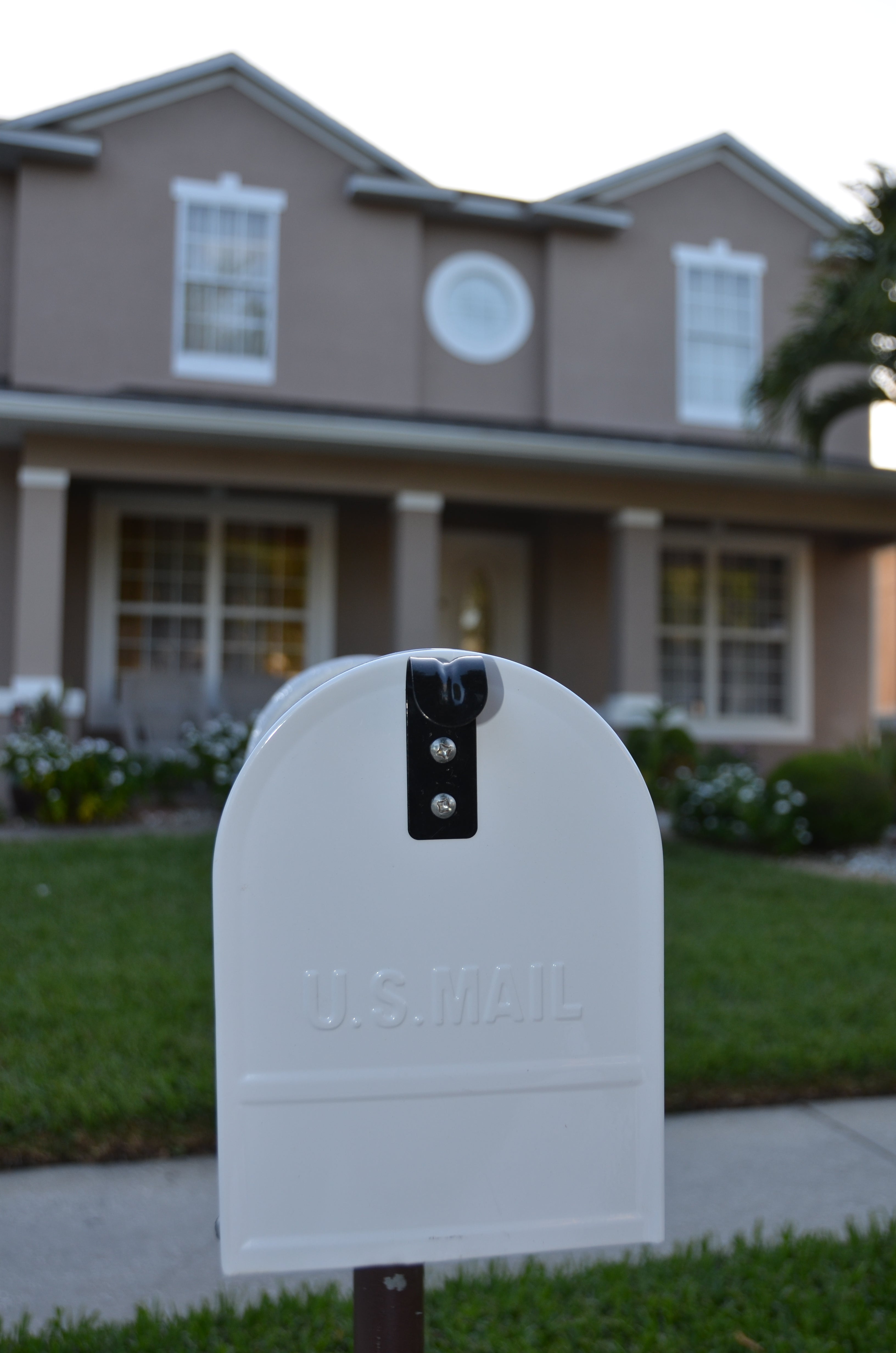 White Mailbox With Dry Insert